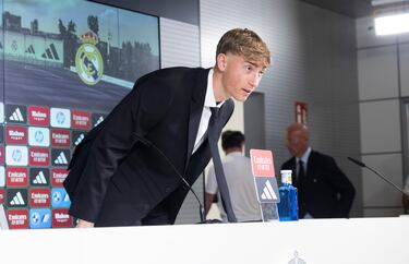 Dean Huijsen durante la rueda de prensa. 