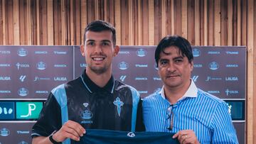 El defensa Carlos Domínguez posa junto al director de fútbol Marco Garcés con la camiseta conmemorativa de su renovación hasta 2028.