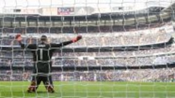 Keylor Navas reza antes del inicio de un partido en el Bernab&eacute;u.