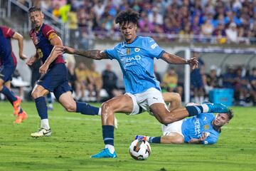 Nico O'Reilly anota el primer tanto del partido para su equipo, 1-1 y el Manchester City igualaba el partido.