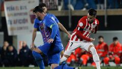 ELDA (ALICANTE).- 05/01/2023.- El defensa del Eldense Fernando Pajarero (i) se escapa de Alejandro Berenguer (d), del Athletic Club, durante el encuentro correspondiente a los dieciseisavos de final de la Copa del Rey que Eldense y Athletic de Bilbao disputan hoy jueves en el estadio Pepico Amat de la localidad alicantina. EFE/Morell.
