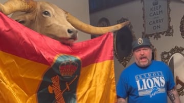 Un estadounidense que ama Espa?a le hace un homenaje a la Guardia Civil en su casa: ¡°?Por qu¨¦ hay una bandera en Bucky?¡±