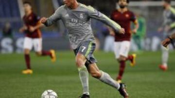 Cristiano Ronaldo conduciendo el balón durante el partido de Champions League contra el Roma.