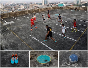 Un párking vacío se puede convertir en un excelente campo de fútbo en Jakarta, Indonesia.