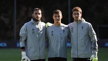 Los porteros Ra&uacute;l Garc&iacute;a, Iago Dom&iacute;nguez e Iv&aacute;n Villar posan durante un entrenamiento del Celta.