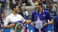 Novak Djokovic y Daniil Medvedev posan con los trofeos de subcampe&oacute;n y campe&oacute;n del US Open 2021 respectivamente tras la final disputada en el USTA Billie Jean King National Tennis Center de Nueva York.