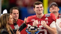 Fernando Mendoza, bajo la mirada de Brady