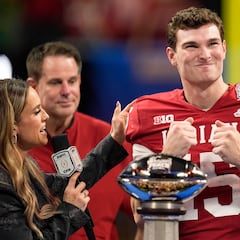 Fernando Mendoza, bajo la mirada de Brady