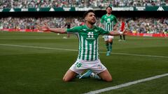 Álex Moreno, jugador del Real Betis, celebra un gol ante CA Osasuna en LaLiga Santander.