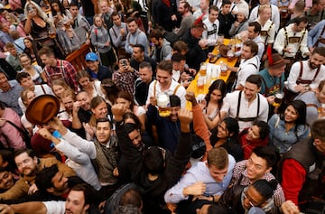 Desde el sábado 17 de septiembre hasta el 3 de octubre se celebrará el Oktoberfest 2022, una de las fiestas más populares mundo. Es la celebración por excelencia de los amantes de la cerveza y la comida bávara.