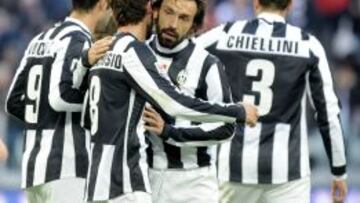 UN CLÁSICO. Pirlo, que es el líder indiscutible de la Juventus en el campo, se abraza con Marchissio.