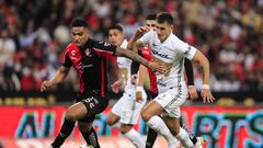 GUADALAJARA, MEXICO - DECEMBER 05: Anderson Santamaría of Atlas fights for the ball with Ignacio Dinenno of Pumas during the semifinal second leg match between Atlas and Pumas UNAM as part of the Torneo Grita Mexico A21 Liga MX at Jalisco Stadium on Decem