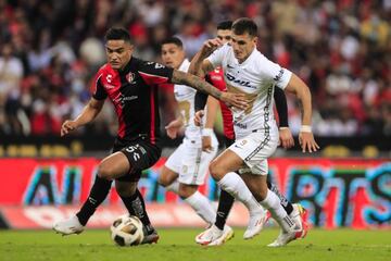 GUADALAJARA, MEXICO - DECEMBER 05: Anderson Santamaría of Atlas fights for the ball with Ignacio Dinenno of Pumas during the semifinal second leg match between Atlas and Pumas UNAM as part of the Torneo Grita Mexico A21 Liga MX at Jalisco Stadium on Decem