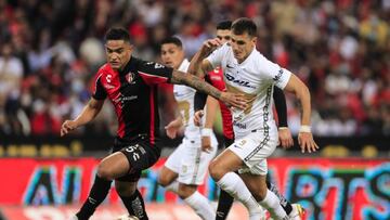 GUADALAJARA, MEXICO - DECEMBER 05: Anderson Santamaría of Atlas fights for the ball with Ignacio Dinenno of Pumas during the semifinal second leg match between Atlas and Pumas UNAM as part of the Torneo Grita Mexico A21 Liga MX at Jalisco Stadium on Decem