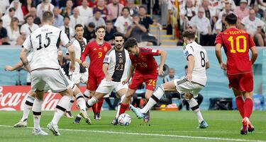Pedri entre los jugadores alemanes Ilkay Gündogan y Leon Goretzka.