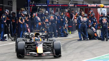 Max Verstappen, con el Red Bull después de hacer una parada en boxes en Suzuka.