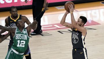 JGM14. Oakland (United States), 28/01/2017.- Golden State Warriors guard Stephen Curry (R) shoots a three pointer over Boston Celtics guard Terry Rozier (L) during the second half of the NBA basketball game between the Boston Celtics and the Golden State