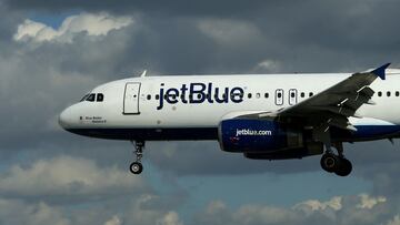 FILE PHOTO: A JetBlue aircraft comes in to land at Long Beach Airport in Long Beach, California, U.S., January 24, 2017.   REUTERS/Mike Blake/File Photo