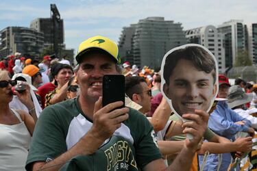 Un fan sujeta un cartón con la cara del piloto australiano de McLaren, Oscar Piastri.