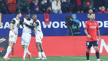 Sadiq celebra un gol con el Valencia ante Osasuna.