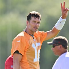 The records that Tom Brady can reach at 45 years of age with the Tampa Bay Buccaneers