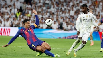 El defensa del FC Barcleona, Ronald Araujo (i) y el centrocampista del Real Madrid Aurelien Tchouameni