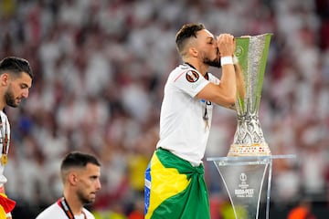 Alex Telles besa el trofeo durante la entrega de medallas.