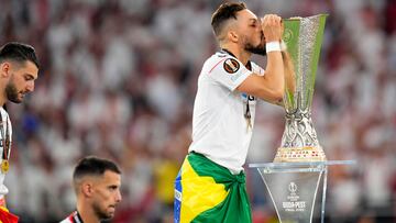 Alex Telles besa la Europa League durante la entrega de medallas.