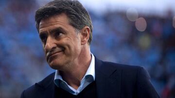 Malaga&#039;s coach Jose Miguel Gonzalez Martin del Campo &quot;Michel&quot; gestures before the Spanish league football match Malaga CF vs FC Barcelona at La Rosaleda stadium in Malaga on April 8, 2017. / AFP PHOTO / JORGE GUERRERO