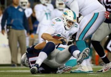 Las pobres 15 yardas de carrera que consiguió Miami en el encuentro son su tercera peor marca de toda la historia del club. En el otro lado, Tom Brady pasó de las 300 yardas contra los Dolphins por séptima vez en su carrera.