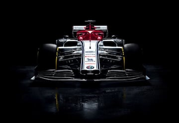 Kimi Raikkonen y Antonio Giovinazzi, los pilotos, destaparon el C38 desarrollado por Sauber con su decoración final, blanca y roja como en 2018.