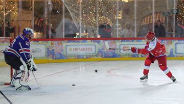 El presidente ruso, particip¨® de un partido de hockey hielo que ya se est¨¢ convirtiendo en un evento tradicional en las fechas cercanas a la navidad, en la Plaza Roja de Mosc¨², con la intenci¨®n de fomentar el inter¨¦s por el deporte amateur. Estuvo acompa?ado por otros pol¨ªticos como el ministro de defensa y algunos empresarios, adem¨¢s de ex jugadores profesionales.