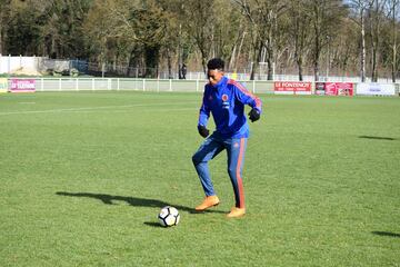 Se realizaron trabajos tácticos en defensa y ataque. Más adelante, tras una corta charla de Lorenzo y Pékerman, el grupo completo hizo fútbol en espacio reducido en el que el foco fue la toma de decisiones.