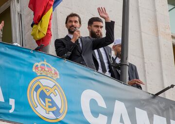 Sergio Llull en el balcón de la Comunidad de Madrid.