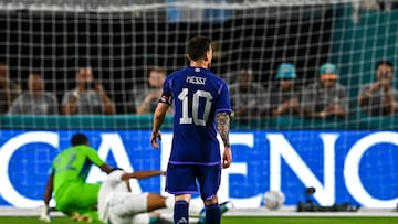 Argentina's Lionel Messi (C) walks on the pitch during the international friendly match between Honduras and Argentina at Hard Rock Stadium in Miami Gardens, Florida, on September 23, 2022. (Photo by CHANDAN KHANNA / AFP)