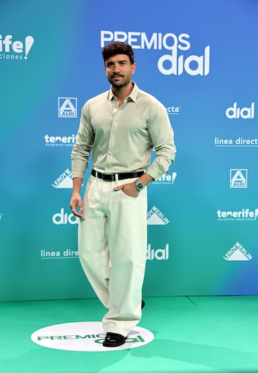 Pablo Alborán, posando en la alfombra verde en una noche llena de música.