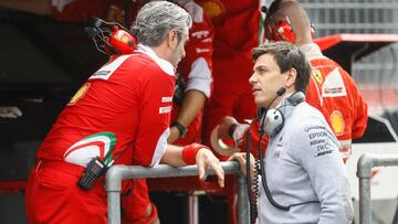 Toto Wolff, jefe de Mercedes, charla con Arrivabene, responsable de Ferrari.