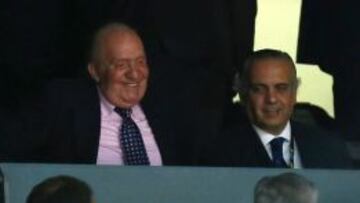 El rey Juan Carlos junto al presidente de la Federaci&oacute;n Espa&ntilde;ola de Baloncesto, Jos&eacute; Luis S&aacute;ez, asisten al partido ante Francia.