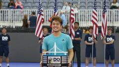 El tenista chino Yibing Wu posa con el trofeo Lamar Hunt de campeón del torneo de Dallas tras ganar en la final a John Isner.