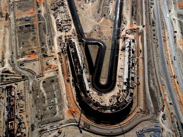 El primer Gran Premio en Yas Marina fue en 2009. En la imagen, la contrucción del circuito en Abu Dhabi.