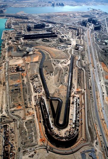 El primer Gran Premio en Yas Marina fue en 2009. En la imagen, la contrucción del circuito en Abu Dhabi.