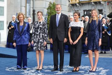 Los Reyes Felipe VI y Doña Letizia acompañada de sus hijas la Princesa Leonor y la Infanta Sofía, junto a la Reina Doña Sofía en los Premios Princesa de Asturias 2022.