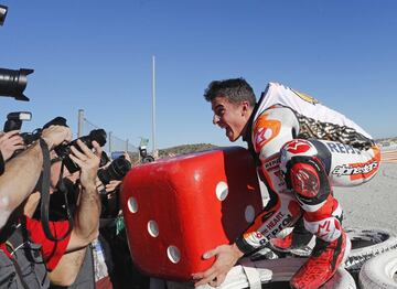 El piloto español Marc Marquez (Repsol Honda) celebra el campeonato del mundo por cuarta vez en la categoría MotoGP tras entrar tercero en el circuito Ricardo Tormo de Cheste