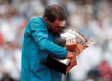 Nadal acabó 2017 con la rodilla derecha muy tocada. Su gran meta era la tierra. En Australia, una lesión en el psoas ilíaco le tuvo 74 días KO. En Madrid cayó con su heredero Thiem, al que se encontró en la final, y ganó: 6-4, 6-3 y 6-2. En pleno partido, susto: “¡Se me ha acalambrado (un dedo), no puedo moverlo!”, gritó hacia su. Nadal llegó a cuartos sin perder ni un set y sólo Schwartzman, en esa ronda, fue capaz de ganarle uno. Fue el primer título grande con Carlos Moyá como entrenador principal.