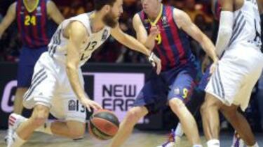 Sergio Rodríguez aprovecha un bloqueo de Slaughter para irse de Marcelinho.