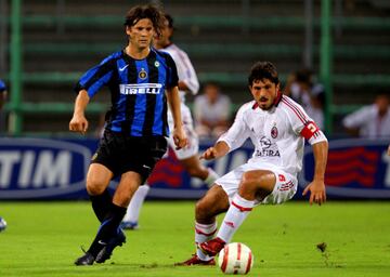 Después de su etapa en España fichó por el Inter de Milan, club en el que militó de 2005 a 2008. Con los milaneses consiguió tres Ligas, una Copa y una Supercopa de Italia.