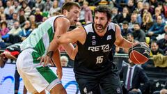 GRAF1755. BILBAO, 14/01/2018.- El alero del Bilbao Basket &Aacute;lex Mumbr&uacute; (d) entra a canasta ante el alero lituano del Joventut Saulius Kulvietis (i), durante el partido de la decimosexta jornada de Liga ACB disputado hoy en el Bilbao Arena. EF