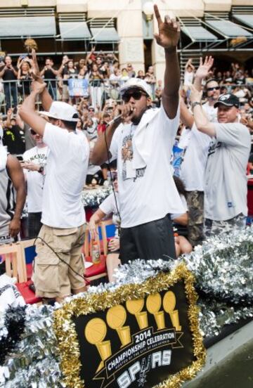 San Antonio salió a la calle para honrar a 'sus' Spurs