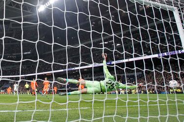3-0. Vincius avanza con el balón controlado y en la frontal del área se saca un derechazo raso y bate a Giorgi Mamardashvili.