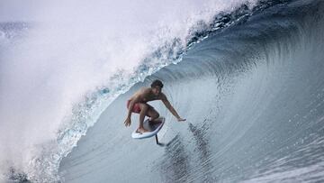 El surfista Matahi Drollet cogiendo un tubo en Teahupoo (Tahit&iacute;) en surf foil. 